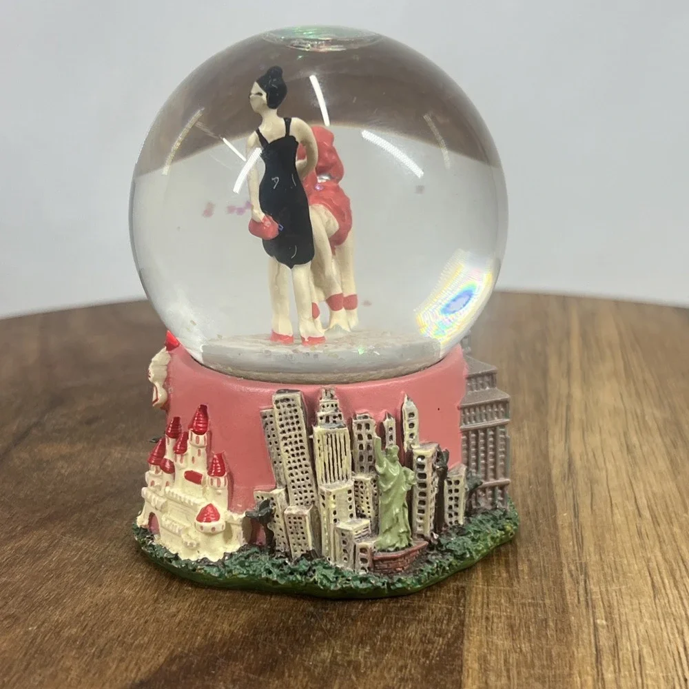 Las Vegas Glitter Snow Globe Landmarks 3.5 Inch.  Woman With Dog Figurine.‎